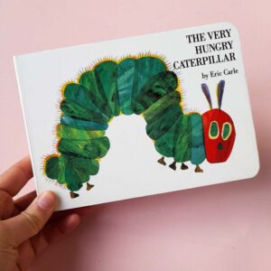 The-very-hungry-caterpillar-Eric-Carle-LIBRO-ilustracion-GATOPEZ-LIBRERIA-la-oruga-glotona