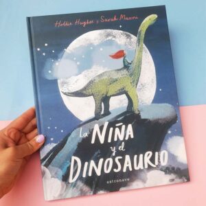 La nina y el dinosaurio-Hollie Hughes-Sarah Massini-Astronave-libro-ilustracion-GATOPEZ-LIBRERIA-dinosaur-dino-dinosaurio-dinosaurios-ninas a las que les gustan los dinosaurios-feminismo-feminism-ninas-mujeres-igualdad de derechos-estereotipos de genero-identidad-animales-fantasia-sueno-escabar-fosil-fosiles-jugar-ninos jugando-jurassic park-jurassic world-parque jurasico-mundo jurasico-jurasico-libros recomendados-libros para ninos-libros para ninas-libros con dibujos-dibujo-dibujos-gato-pez-libreria-santiago de chile-chile-lastarria-providencia-santiago-barrio italia-chile
