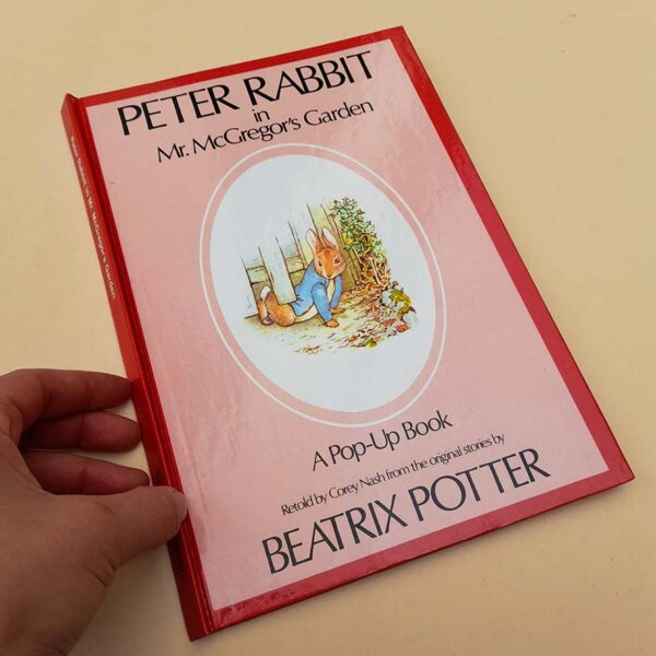 peter rabbit comes home-peter rabbit in mr mcgregors garden meet peter rabbit-Benjamin Bunny visits Peter Rabbit-Peter Rabbit-beatrix potter-peter conejo-conejos-rabbits-primos-amistad-aventuras-pop up book-libros pop up-libros de coleccion-ilustracion clasica-libros recomendados-ilustracion-bratrix potter libros-benjamin-benjamin bunny-gato-pez-gatopez-gatopez libreria-libreria-barrio italia-pop up