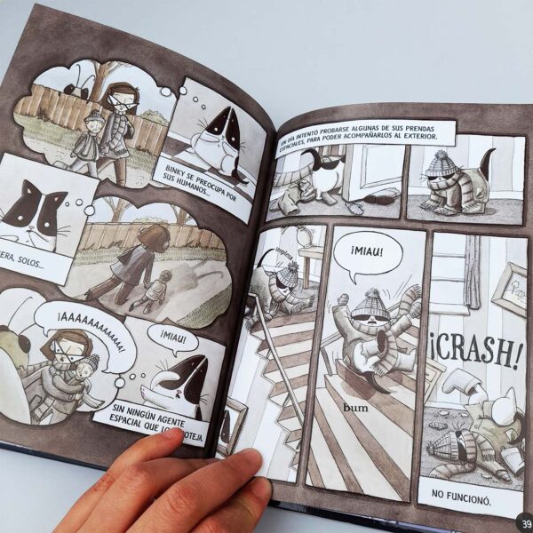 Las aventuras de Binky agente espacial-binky-binky bajo presion-ashley spires-gato-gatos-gata-gatas-catlover-comic-historieta-libros para niños-comic para niños-aventuras-ilustracion-ilustradora-libros recomendados-libros ilustrados-leer-lectura para niños-A Binky Adventure-gatos de casa-hogar-nuevo gato-adopta no compres-nuevo integrante de la familia-libros sobre gatos-gatos protagonistas-libro-leer-gato-pez-gatopez libreria-gatopez-barrio italia-destinos de chile-que visitar en chile