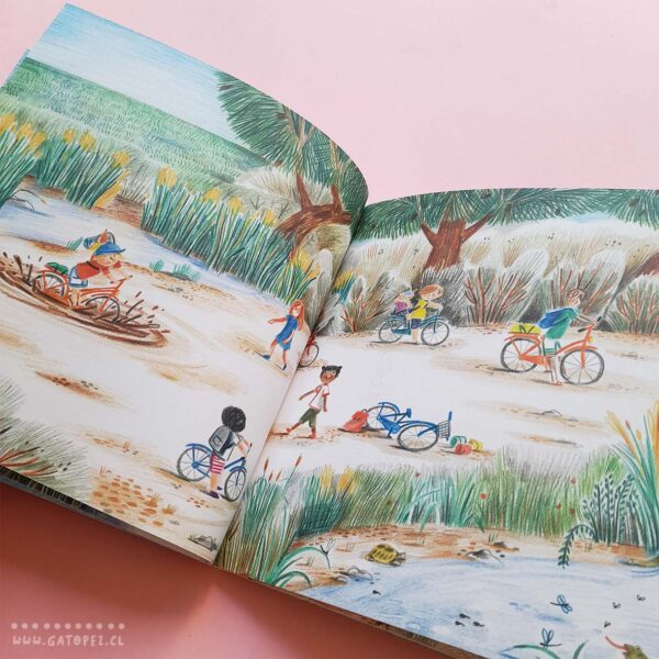 vamos a la playa-veronica fabregat-serigrafica-sello ecoedicion-ediciones ecologicas-akiara books-libros ilustrados-libro-libros-ilustracion-libros silentes-ir a playa-niños en la playa-amigos-bicicletas-andar en bicicleta-salier a andar en bicicleta-tomar helado-nadar-mar-sea-bañarse en la playa-gato-pez-gatopez-gatopez libreria-libreria-barrio italia-chile-vacaciones-costas-ir a la costa